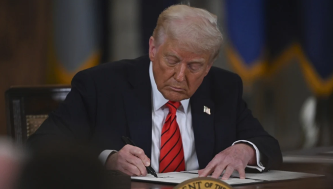 Donald Tramp 12 ölkə vətəndaşının ABŞ-yə girişinə qadağa qoydu