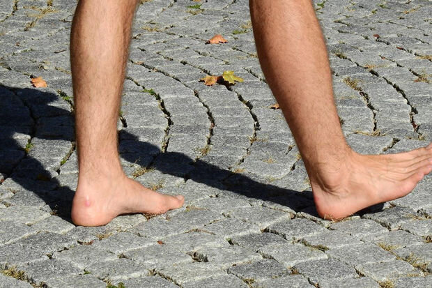 Prokuror küçədə çılpaq vəziyyətdə gəzdi: Sakinlər polisə şikayət etdi - FOTO