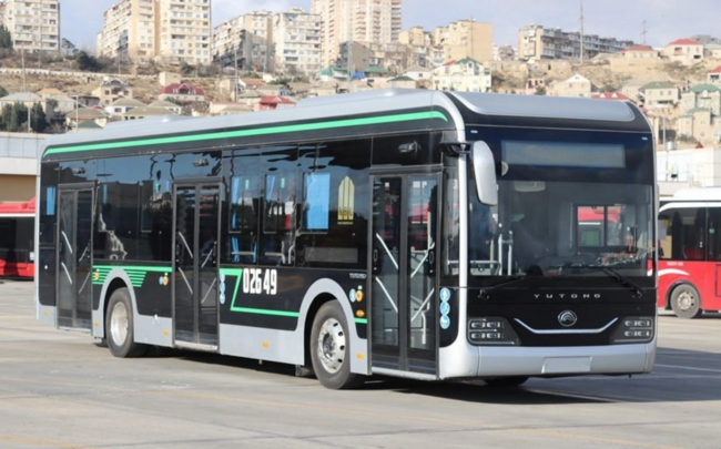 Avtobusda gərgin anlar: kişi qızı qolundan tutub ÇÖLƏ ATDI - VİDEO